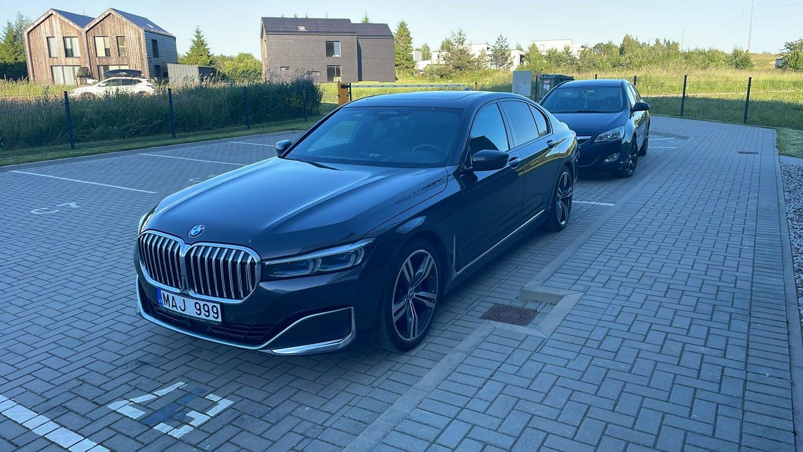 BMW 730, 2019