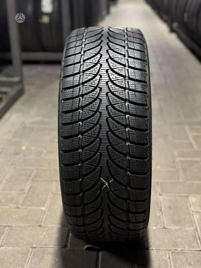 Bridgestone BLIZZAK LM-32 215/45 R17