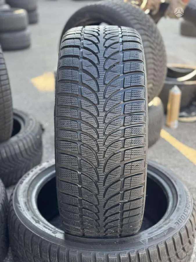 Bridgestone BLIZZAK LM-32 225/45 R18