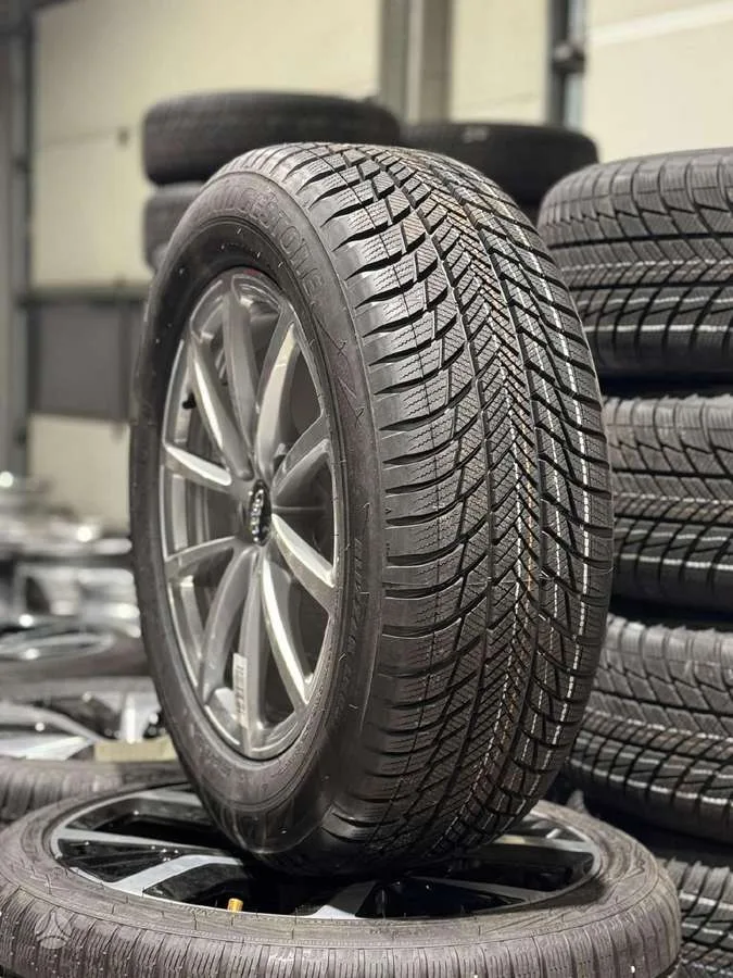 Bridgestone BLIZZAK LM001 225/60 R17