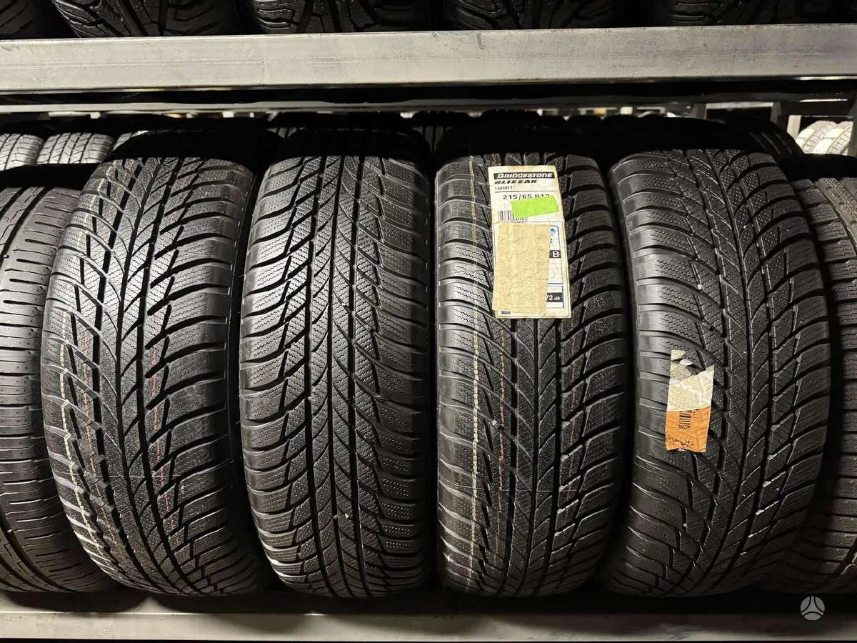 Bridgestone BLIZZAK LM001 215/65 R17