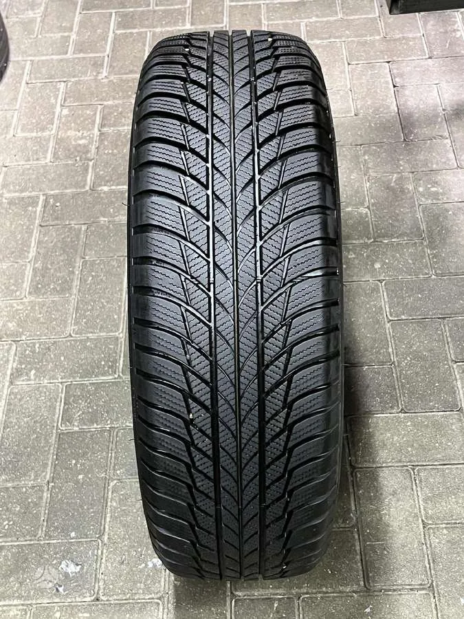 Bridgestone BLIZZAK LM001 215/65 R17