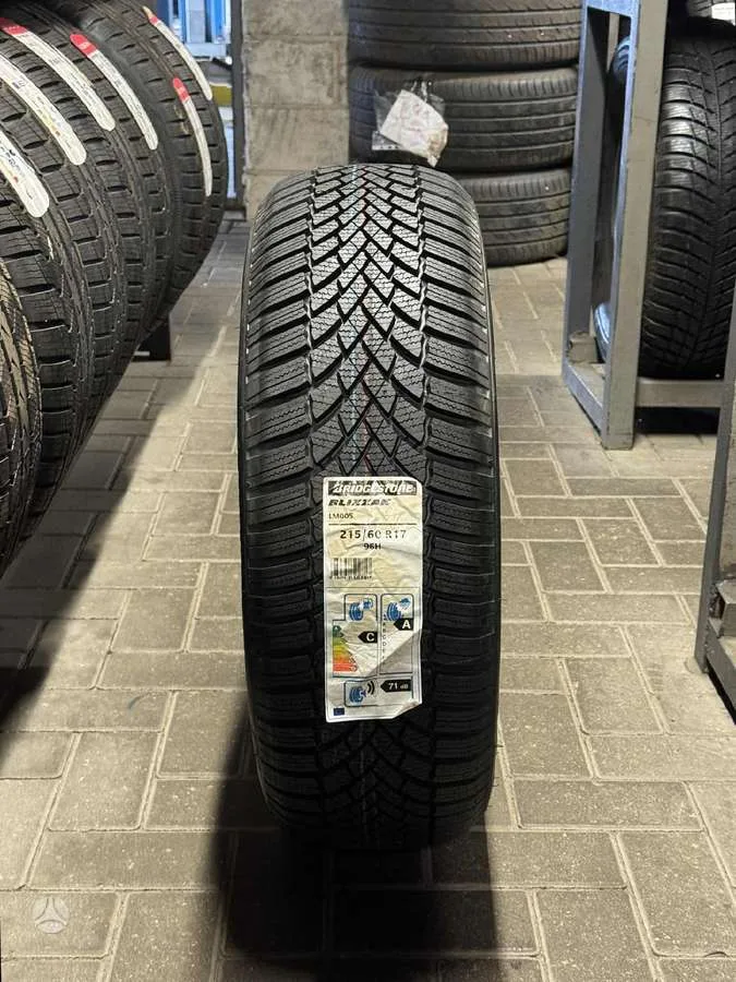 Bridgestone BLIZZAK LM005 215/60 R17