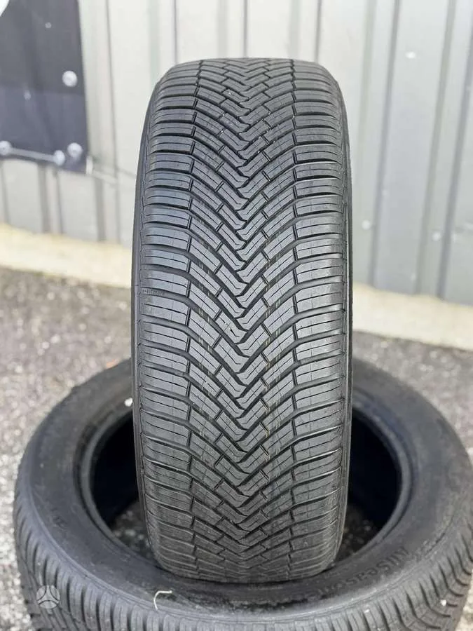 Continental ALLSEASONCONTACT 235/50 R18