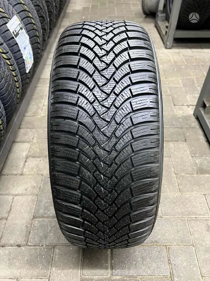Falken EUROWINTER HS01 215/45 R18