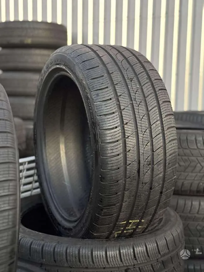 Imperial SNOWDRAGON ICE-PLUS S220 275/40 R20