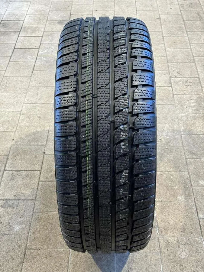 Kumho I'ZEN KW27 245/45 R19