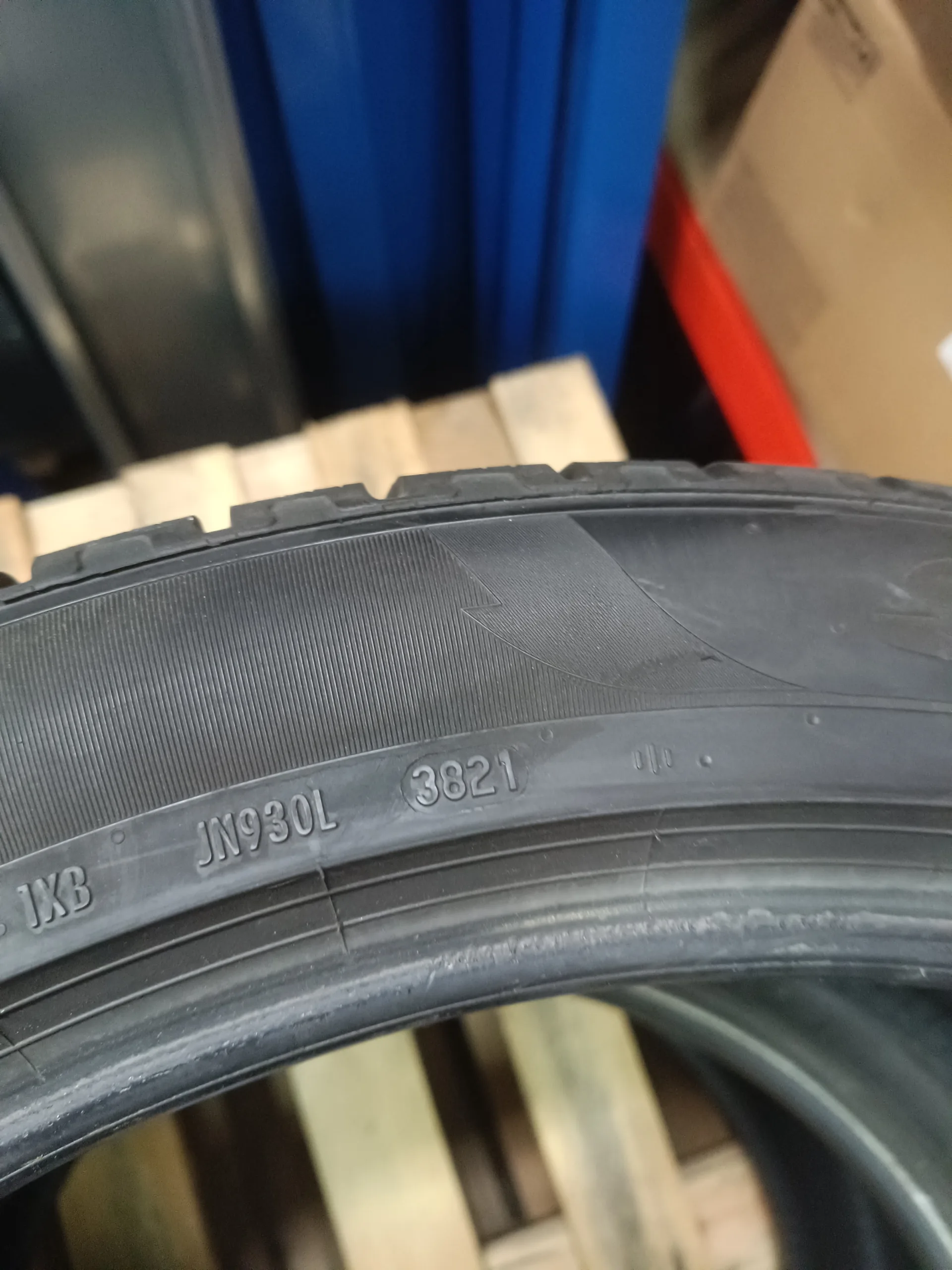 Pirelli scorpion 325/35 R22